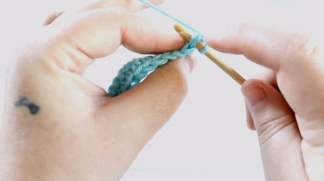 Learn to crochet a UK double crochet stitch