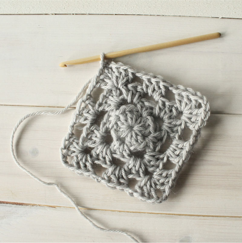 Learn to crochet a granny square tutorial