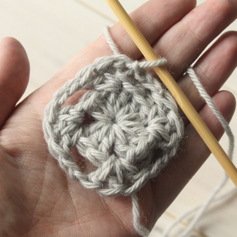 Learn to crochet a granny square tutorial